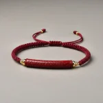 Bracelet corde rouge cinabre et mantra bouddhiste - Vue 1 - bracelet corde