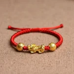 Bracelet corde rouge, pi xiu et alliage doré - Vue 1 - bracelet corde